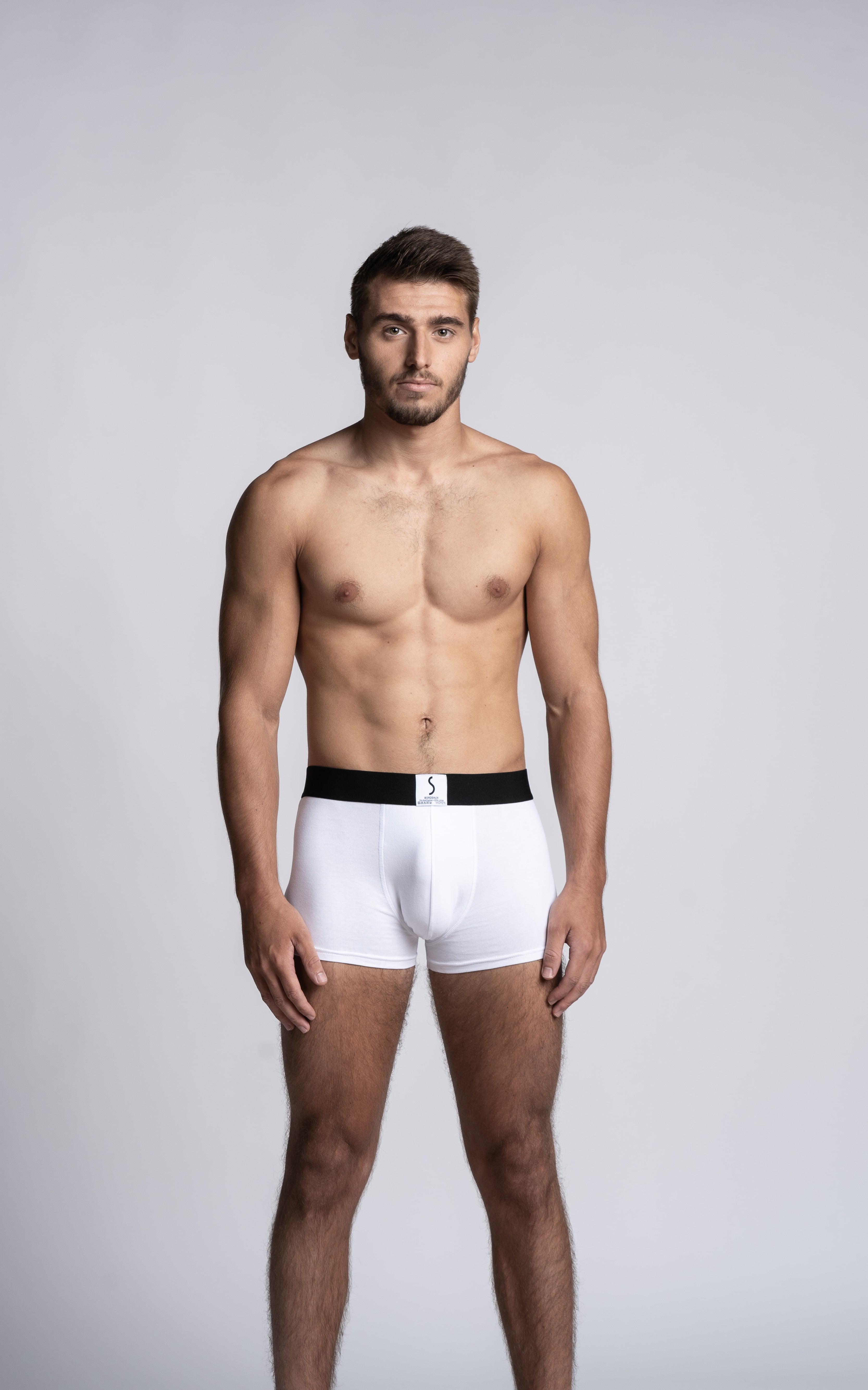 Homme mannequin portant un boxer calecon Arpenans blanc de la marque S BORDEAUX