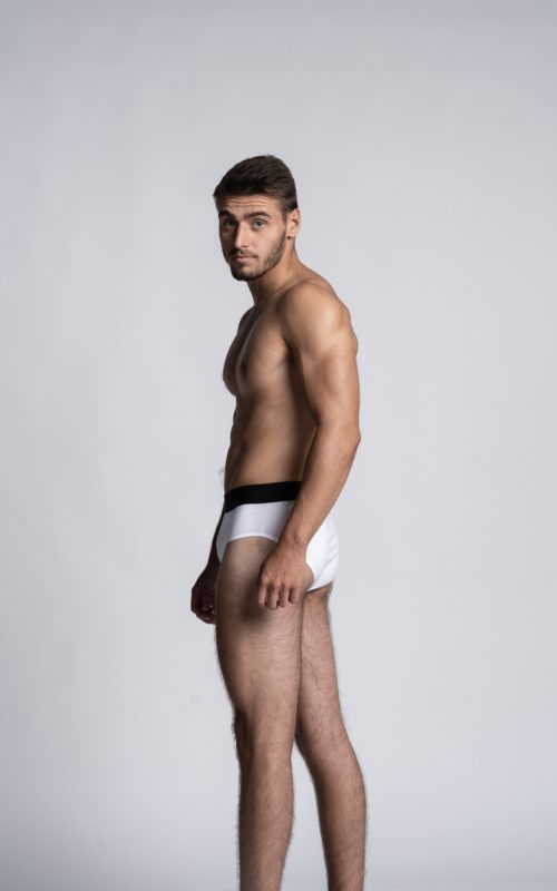 Homme mannequin portant un slip ouvert kangourou blanc pour homme de la marque S BORDEAUX