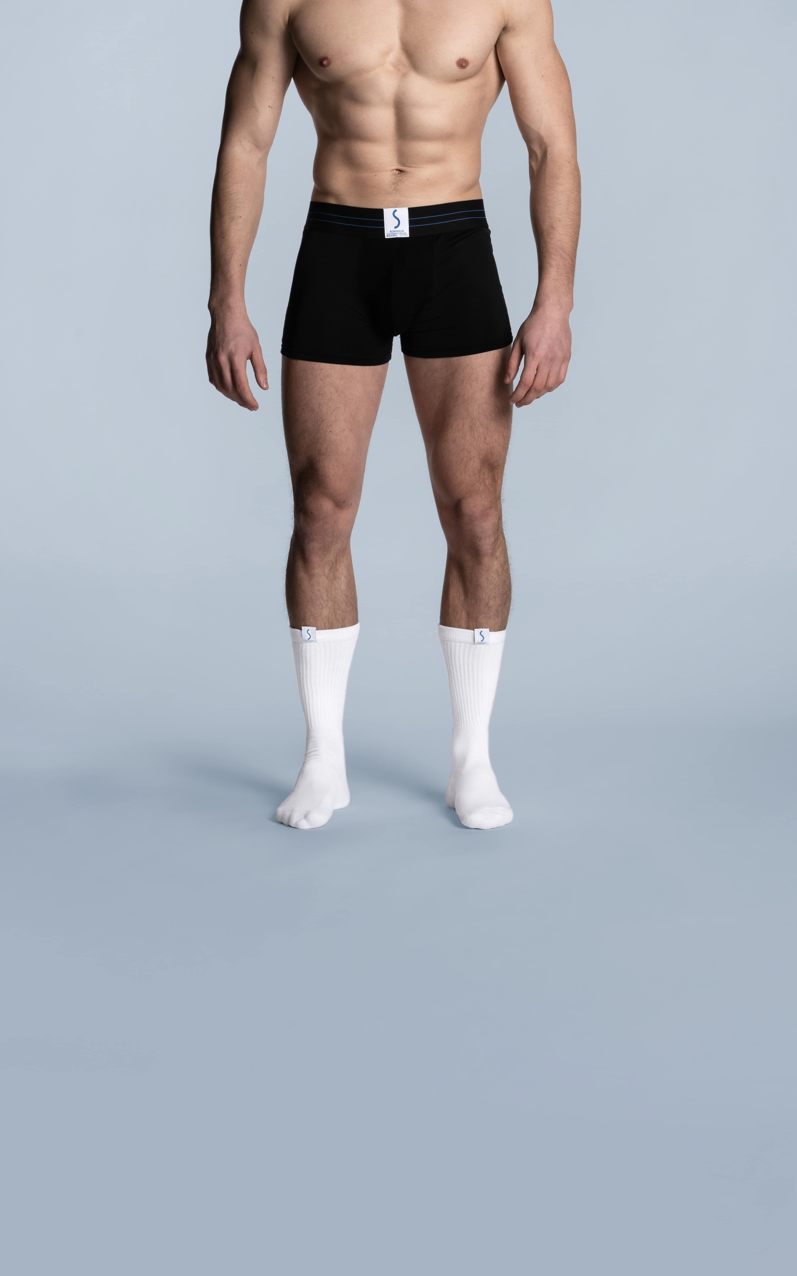 Homme portant un boxer calecon sportif noir et des chaussettes mi-mollet blanches de la marque S BORDEAUX