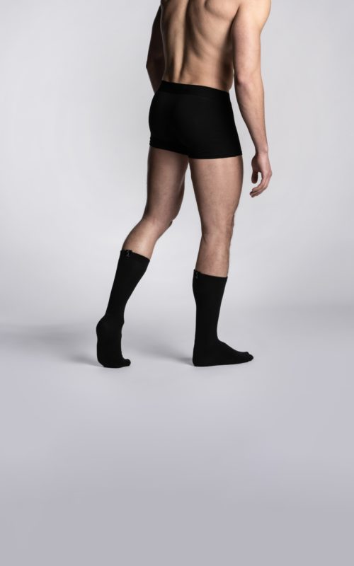 Homme portant un boxer calecon sportif noir et des chaussettes mi-mollet noirs de la marque S BORDEAUX