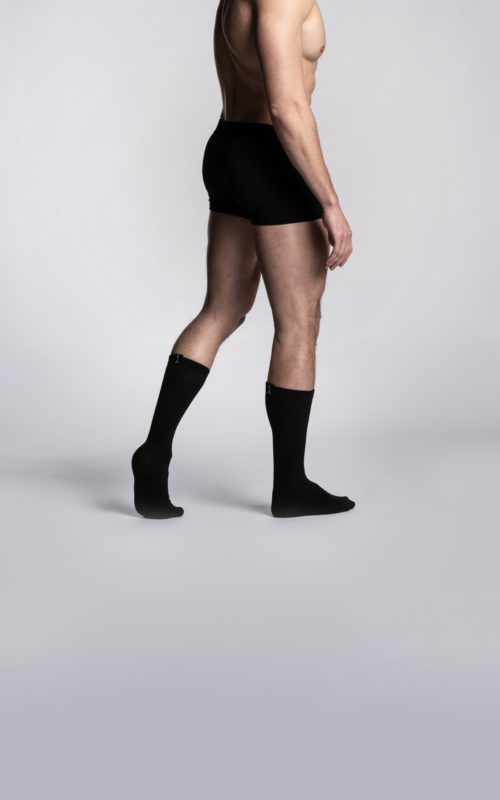 Homme portant un boxer calecon sportif noir et des chaussettes mi-mollet noirs de la marque S BORDEAUX