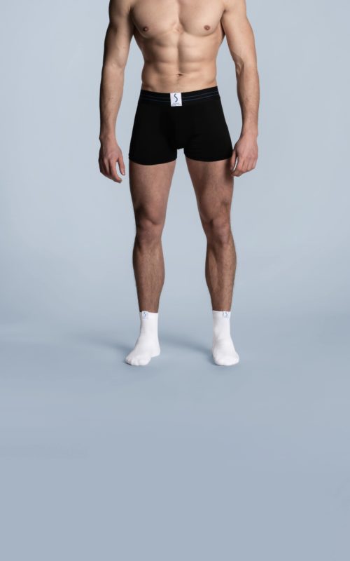 Homme portant un boxer calecon sportif noir et des chaussettes socquettes blanches de la marque S BORDEAUX