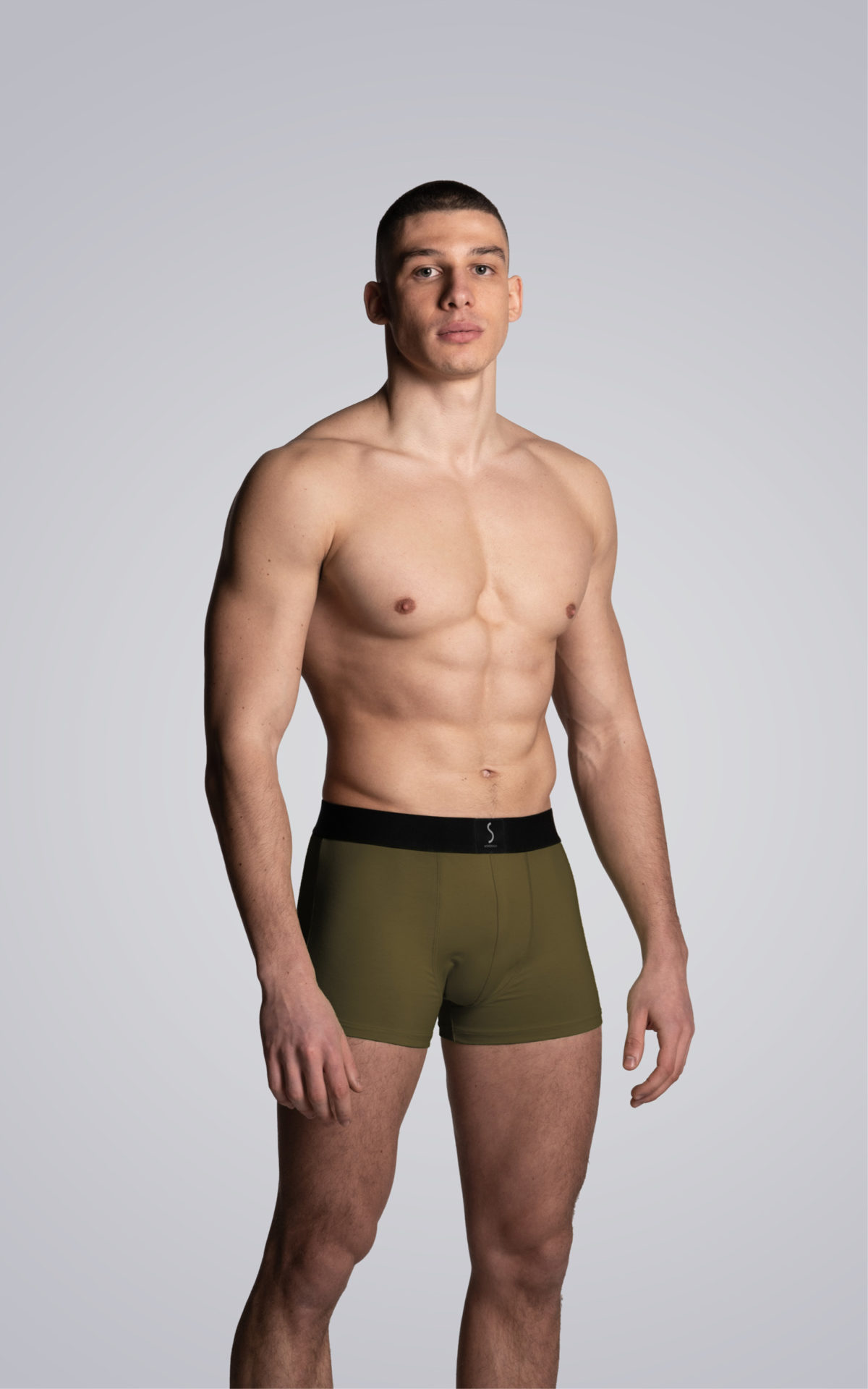 mannequin homme portant un Boxer kaki pour homme Mahon de la marque S BORDEAUX