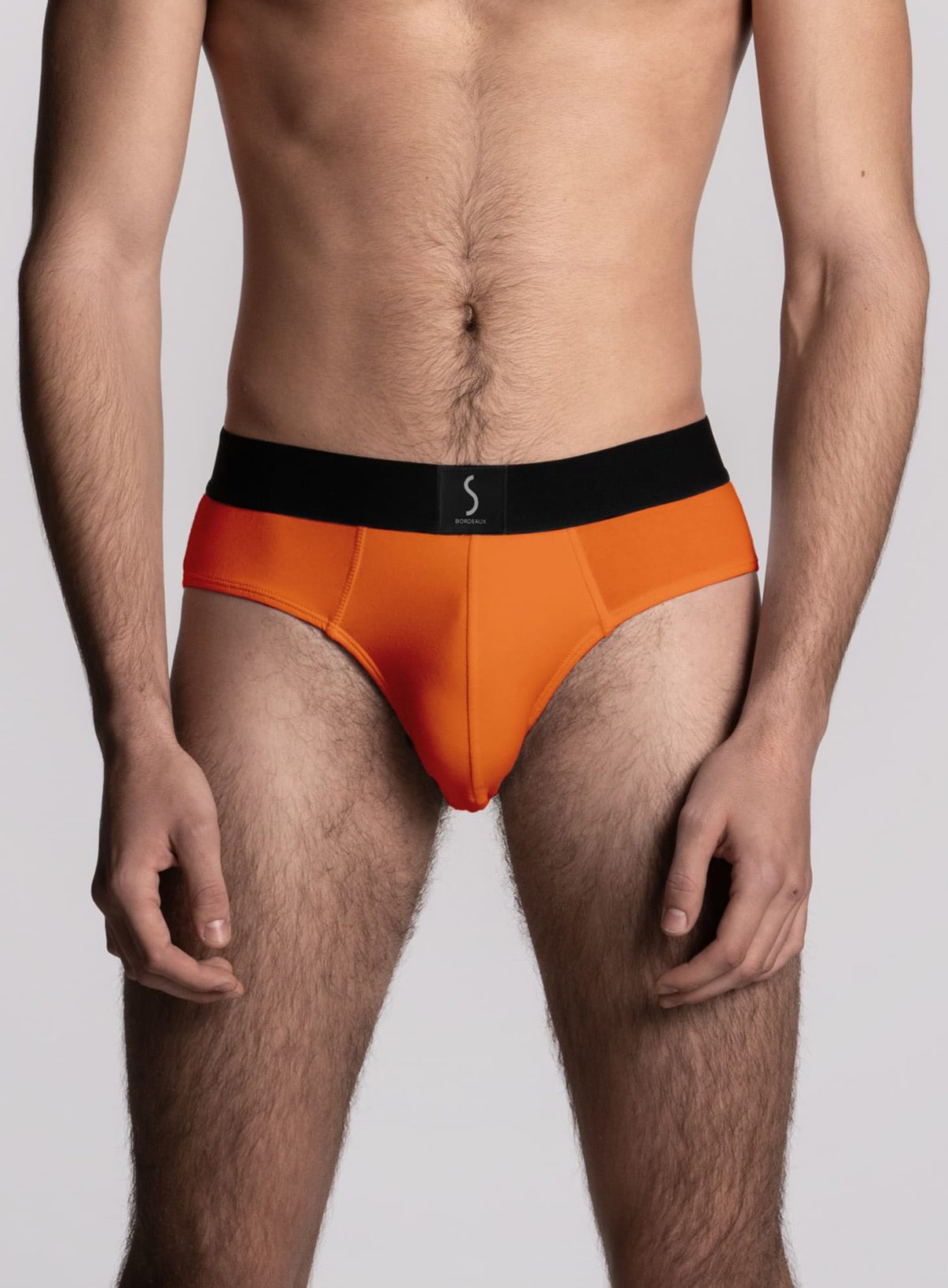 mannequin homme portant un Slip orange pour homme aumale de la marque S BORDEAUX